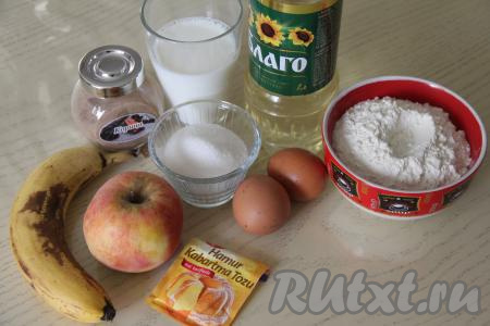 Подготовить продукты для приготовления вафель с бананом и яблоком в вафельнице. Банан лучше выбирать спелый, чтобы он легко разминался в пюре.