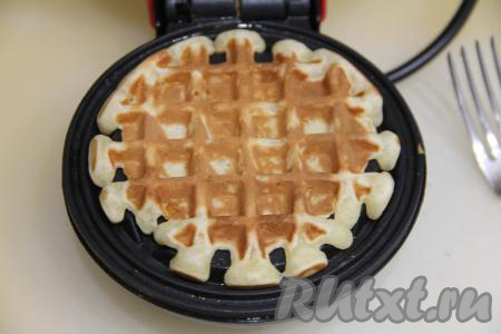 Венскую вафлю с бананом и яблоком выпекать до золотистого цвета. Время выпечки зависит от мощности вашей электровафельницы.