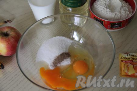 В глубокой миске соединить сахар, яйца, ванильный сахар, корицу и соль.