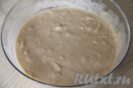 Тесто для вафель с бананом и яблоком должно получиться в меру густым, напоминающим сметану средней жирности. Если у вас получилось жидковатое тесто, тогда добавьте немного муки, добиваясь нужной консистенции теста.