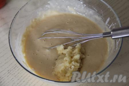 Добавить мякоть банана в тесто, перемешать венчиком.