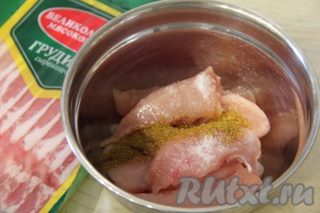 Нарезанное куриное филе сложить в глубокую миску, добавить соль и специи (в качестве специй я добавила 2 чайных ложки карри).&nbsp;