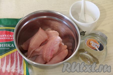 Подготовить продукты для приготовления куриного филе в беконе на мангале. Бекон я взяла уже нарезанный на полоски. Куриное филе промыть водой, обсушить. Нарезать филе на длинные кусочки. У меня было 8 полосок бекона, поэтому я куриное филе нарезала на 8 кусочков.