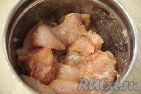 Тщательно перемешать кусочки куриного филе, покрывая их солью и специями со всех сторон.&nbsp;