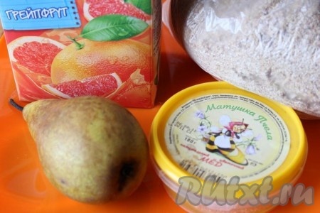 Ингредиенты для фруктового коктейля в блендере.