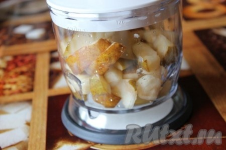 Измельчите груши вместе с мёдом в блендере.