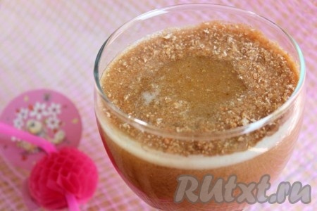 Перелейте фруктовый коктейль из блендера в стакан или бокал, добавьте пшеничные отруби.