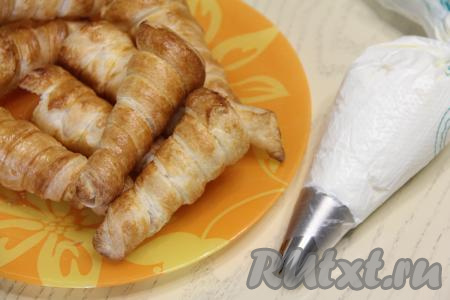 Переложить взбитые сливки в кулинарный мешок (можно использовать кулинарный мешок с фигурной насадкой).