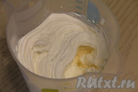 Взбить сливки с помощью миксера до стойких пиков.&nbsp;