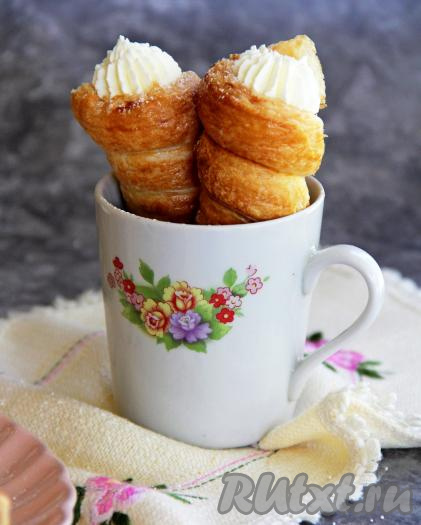 Приятно похрустывающие трубочки из слоёного теста, наполненные воздушными взбитыми сливками, подать к столу.&nbsp;