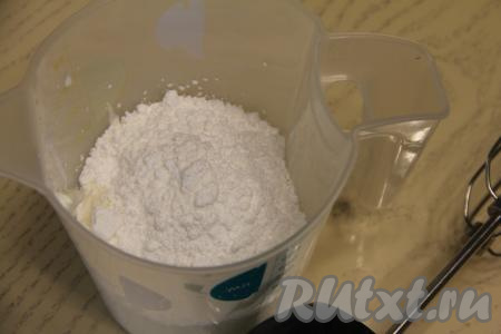 После того как трубочки полностью остынут, займёмся сливками. Охлаждённые сливки нужно влить в чашу для взбивания, добавить сахарную пудру.