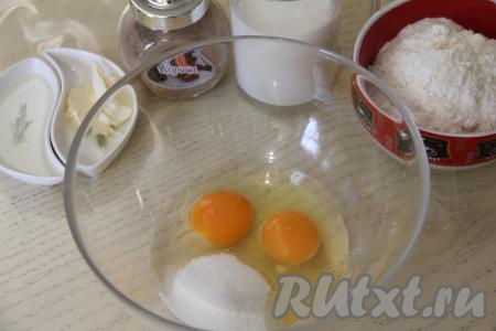 В миску вбить яйца, всыпать сахар, перемешать венчиком в течение 2-3 минут (смесь должна стать посветлеть и немного увеличиться в объёме).