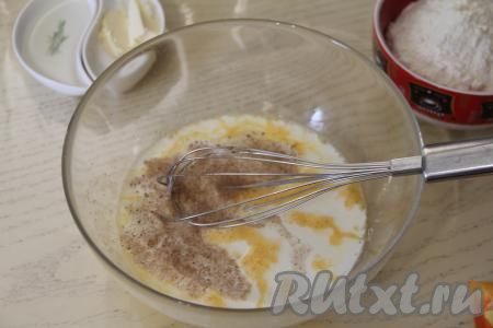 Добавить кислое молоко, всыпать корицу.