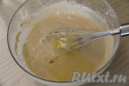 Перемешать тесто венчиком, влить растопленное сливочное масло, перемешать тесто для вафель до однородности.&nbsp;