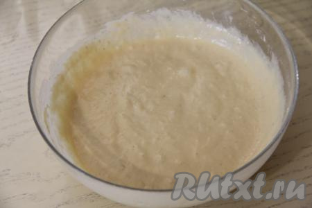 Тесто должно получиться однородным, напоминающим сметану средней жирности. Если тесто получилось недостаточно густым, тогда добавьте немного муки, полностью вмешивая её.&nbsp;