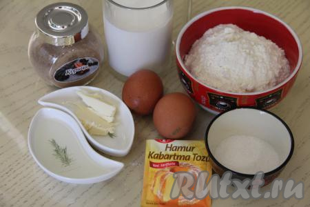 Подготовить продукты для приготовления венских вафель на кислом молоке. Сливочное масло растопить (я растопила в микроволновке), дать ему немного остыть.