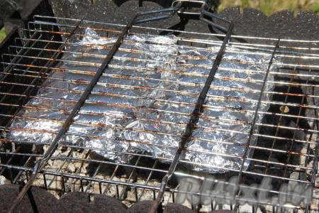 Разместить филе куриной грудки, завёрнутые в фольгу, на решётку. Мангал заранее подготовить, угли должны быть хорошо раскалёнными ("седыми"), но прямого огня быть не должно. Жарить куриную грудку на горячих углях минут 20 (до готовности мяса), часто переворачивая решётку.