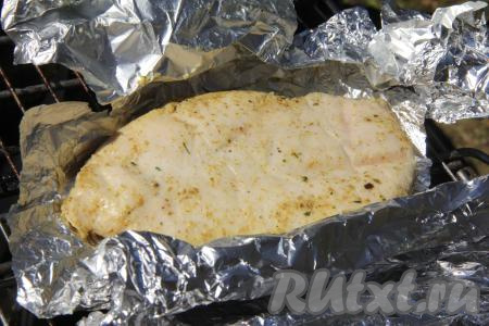 Готовность куриного мяса можно проверить, разрезав грудку. Если разрез светлый, без примесей крови, значит грудка готова.