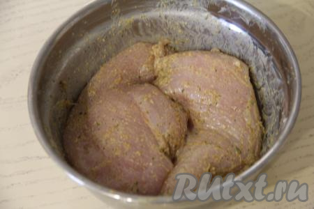 Перемешать, полностью покрывая мясо майонезом. Миску с филе куриной грудки накрыть крышкой, убрать в холодильник и оставить мариноваться минимум на час (можно оставить и на более длительное время).