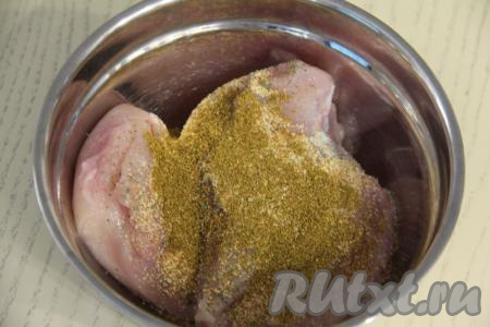 Филе куриной грудки промыть и обсушить. Выложить мясо в миску, всыпать соль и специи по вкусу, хорошо перемешать, втирая специи в куриное филе со всех сторон.