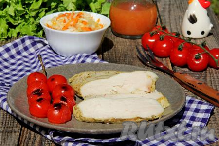 ​​​​​​​​​​​​​Куриная грудка в фольге, приготовленная на мангале, получается сочной, аппетитной, нежной, с приятным запахом дымка. К столу её можно подать с различными соусами, овощами или вашим любимым гарниром.