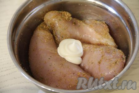 Добавить майонез.