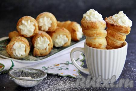 Очень вкусные, аппетитные трубочки из слоёного теста, наполненные нежнейшим творожным кремом, подать к столу.&nbsp;