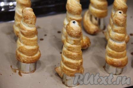 Выпекать трубочки минут 20 (до золотистого цвета слоёного теста).