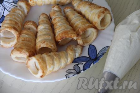 Переложить творожный крем в кулинарный мешок (можно взять мешок с фигурной насадкой).&nbsp;