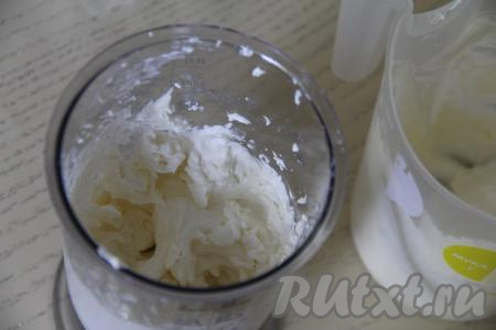 В получившую творожную массу добавить взбитые сливки, взбить миксером до однородности (в течение 1 минуты).&nbsp;