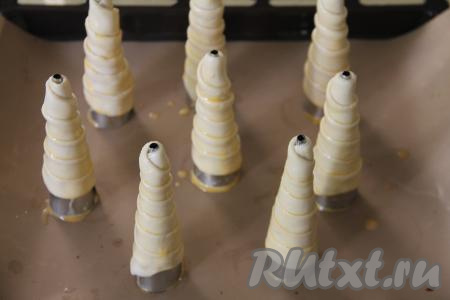 Взбить в небольшой ёмкости яичный желток до однородности. Смазать все заготовки трубочек взбитым желтком и поставить в разогретую до 220 градусов.