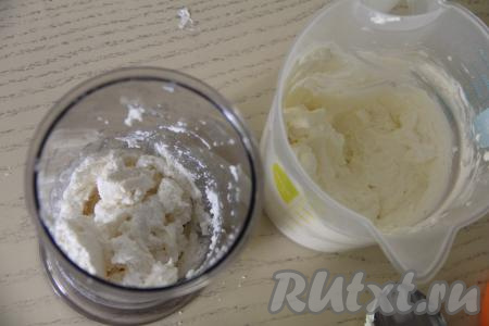 Творог с сахарной пудрой пробить погружным блендером до однородности.