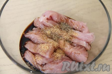 Переложить брусочки индейки в миску, добавить соевый соус и специи (в качестве специй я добавила 1 чайную ложку сушёного чеснока, можете использовать свои любимые специи для мяса). Солить кусочки индейки не надо, так как соевый соус достаточно солёный.