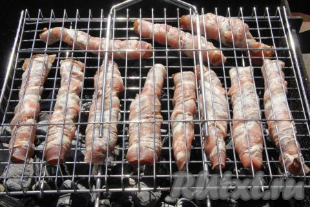 Поместить решётку на мангал с подготовленными углями.&nbsp;