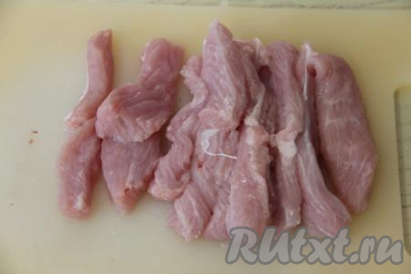 Нарезать мякоть индейки на длинные брусочки. Всего у меня было 11 полосок бекона, поэтому индейку я нарезала на 11 брусочков.