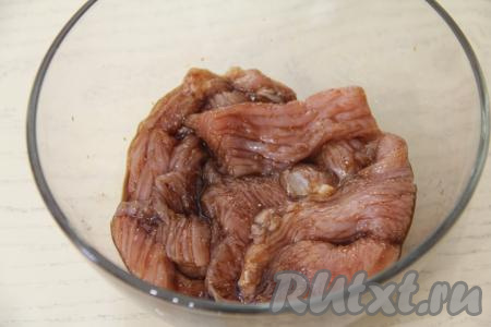 Тщательно перемешать кусочки индейки, покрывая мясо со всех сторон соевым соусом и специями. Накрыть миску с мясом крышкой и отправить минимум на 1 час (или на более длительное время) в холодильник, чтобы индейка промариновалась.