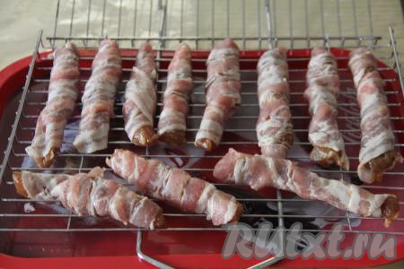 Переложить индейку в беконе на решётку.