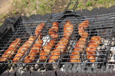 Индейку в беконе жарить следует на седых углях, не допуская прямого пламени и часто переворачивая решётку. Примерное время приготовления 20 минут. Бекон должен стать золотистого цвета. Продолжительность приготовления зависит от жара углей, поэтому ориентируйтесь не на время, а на цвет рулетиков. Также можно проверить готовность мяса, разрезав один рулет ножом. Если надрез индейки без розовых вкраплений, значит мясо готово, можно снимать с огня