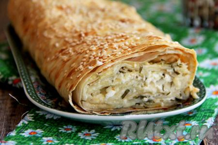 Достать готовый рулет из духовки, дать немного остыть.&nbsp;