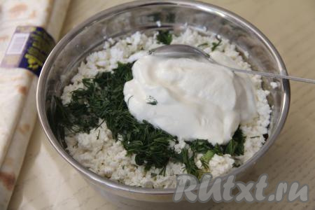 В миске соединить творог, сыр, укроп и сметану.&nbsp;