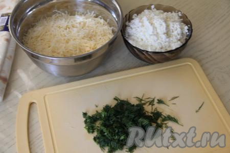 Сыр натереть на мелкой тёрке. Укроп мелко нарезать.&nbsp;