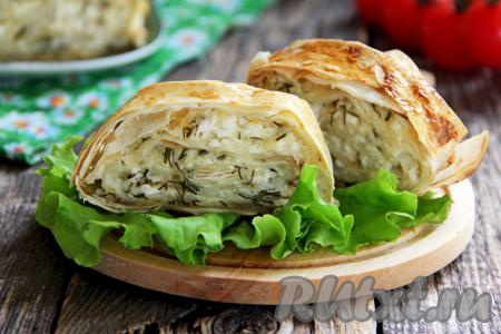 Нежный, вкусный рулет из лаваша с начинкой из творога и сыра нарезать на кусочки и подать к столу тёплым или полностью остывшим.