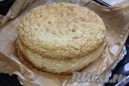 Поставить форму в разогретую до 180 градусов духовку. Королевскую ватрушку с творогом и лимоном выпекать в течение 45-50 минут. Верх ватрушки должен стать золотистого цвета. Готовую ватрушку достать из духовки, полностью остудить в форме, а затем аккуратно снять бортики формы.