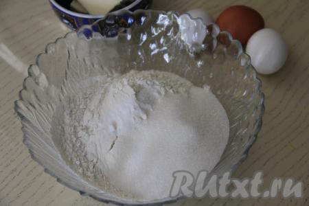 Отдельно приготовить песочное тесто-крошку. Для этого в отдельной миске нужно соединить муку, сахар, соль и соду.