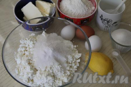 Прежде всего подготовим начинку для королевской ватрушки. Для этого в достаточно глубокую миску нужно выложить творог, добавить сахар и ванильный сахар.