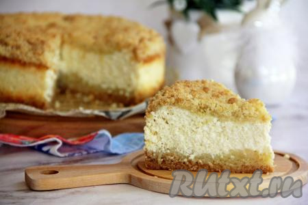 А вот как аппетитно выглядит в разрезе вкусная, ароматная королевская ватрушка с нежной начинкой из творога и лимона. Угощайтесь!