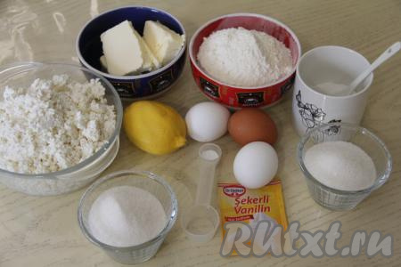 Подготовить продукты для приготовления королевской ватрушки с творогом и лимоном. Творог можно взять любой жирности и консистенции. Лимон хорошо вымыть, обсушить.