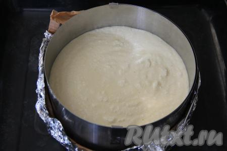 Поверх крошки влить в форму творожную начинку.