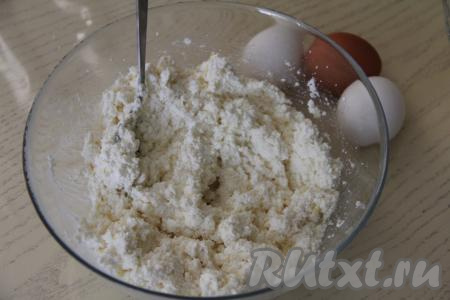 Перетереть вилкой творог с цедрой и сахаром.