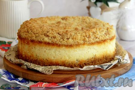 Переложить готовый пирог на тарелку.